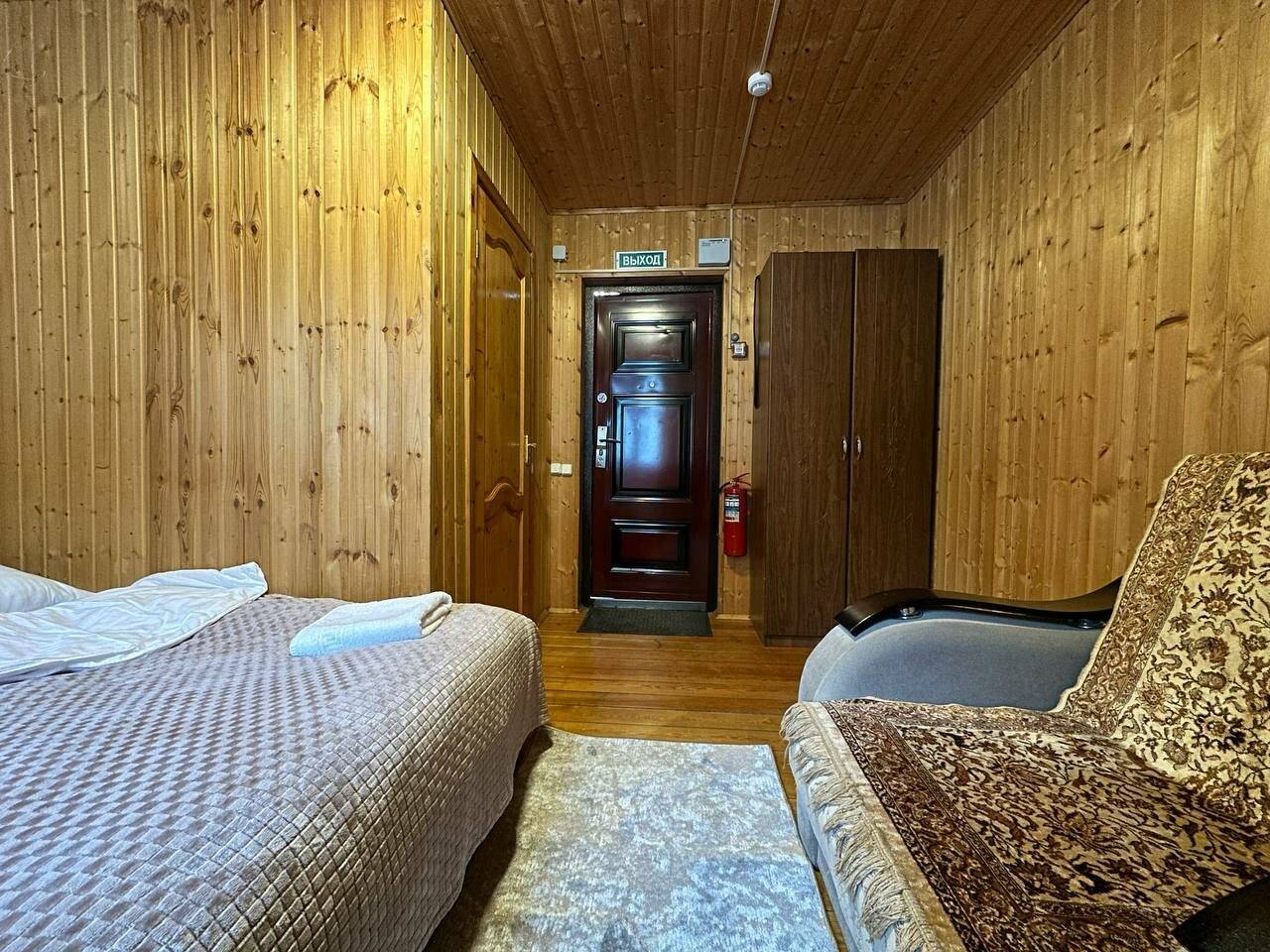 Фотографии номера Двухместный номер с 1 кроватью или 2 отдельными кроватями, вид на горы в Гостинице Лесная Сказка Домбай