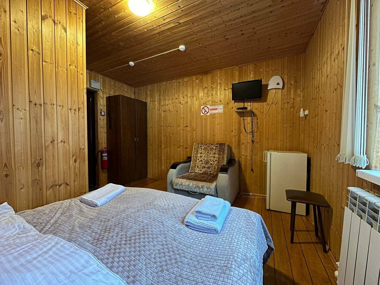 Фотографии номера Двухместный номер с 1 кроватью или 2 отдельными кроватями, вид на горы в Гостинице Лесная Сказка Домбай