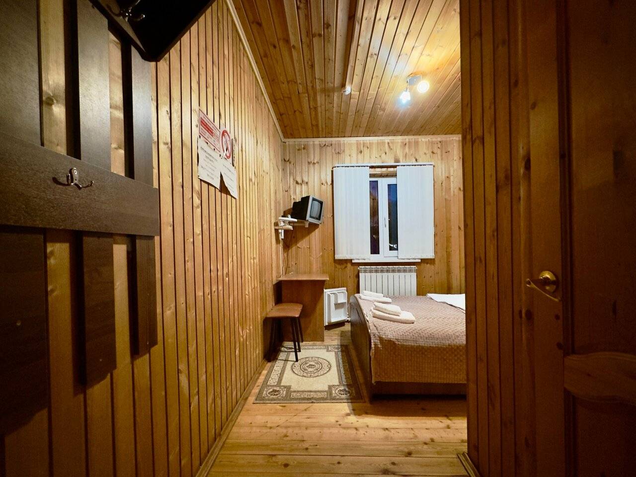 Фотографии номера Двухместный номер с 1 кроватью или 2 отдельными кроватями, вид на горы в Гостинице Лесная Сказка Домбай