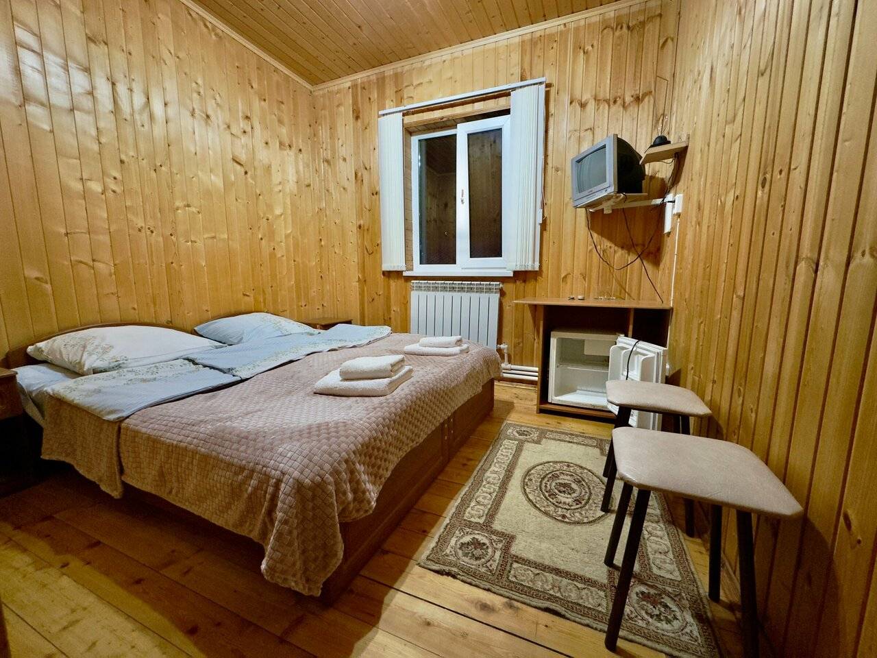 Фотографии номера Двухместный номер с 1 кроватью или 2 отдельными кроватями, вид на горы в Гостинице Лесная Сказка Домбай