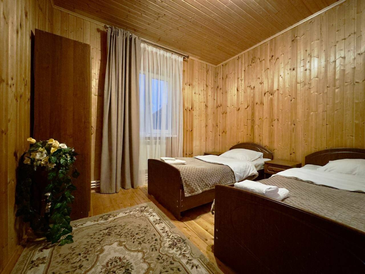 Фотографии номера Люкс с 2 спальнями в Гостинице Лесная Сказка Домбай