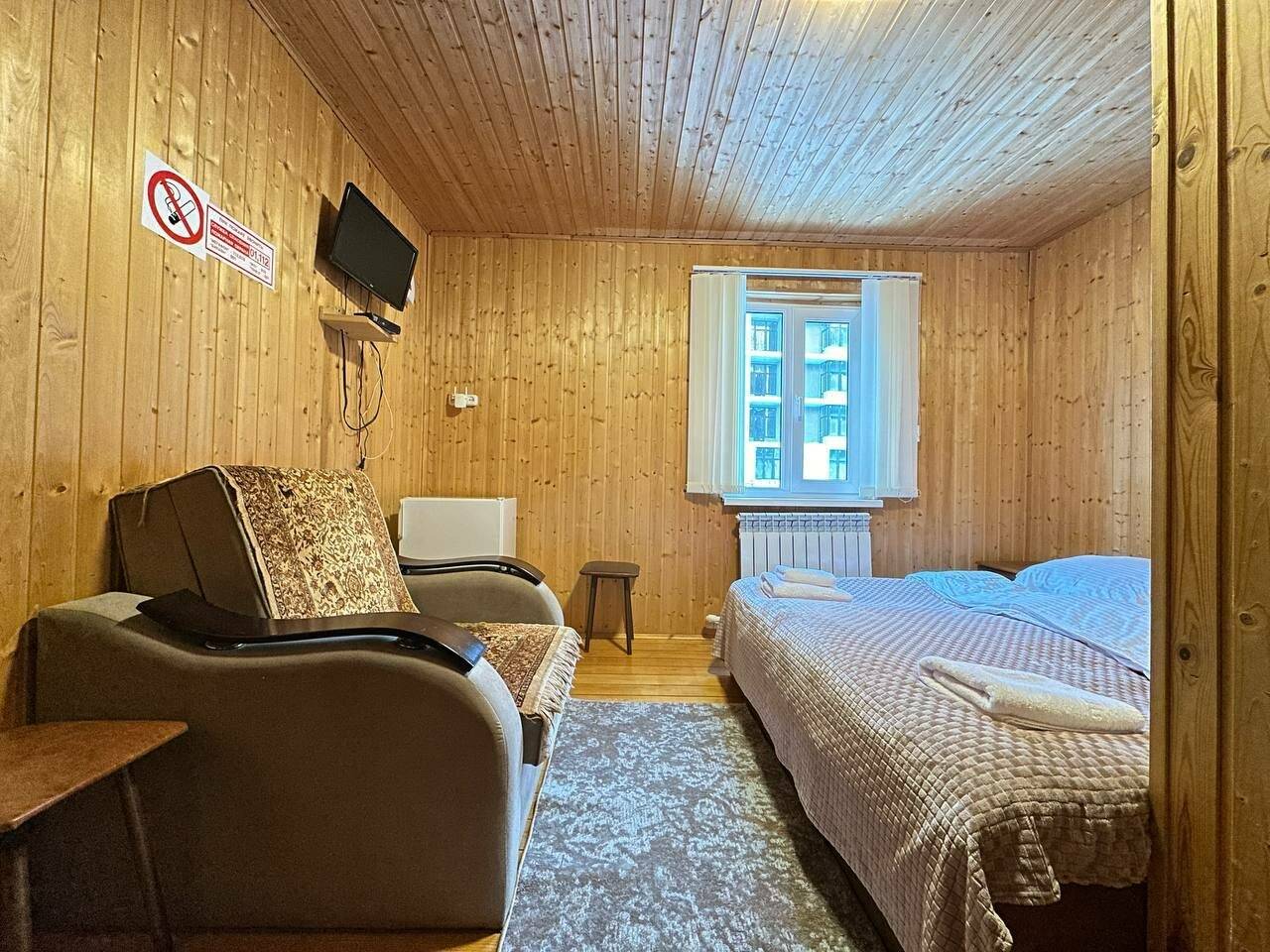 Фотографии номера Двухместный номер с 1 кроватью или 2 отдельными кроватями, вид на горы в Гостинице Лесная Сказка Домбай