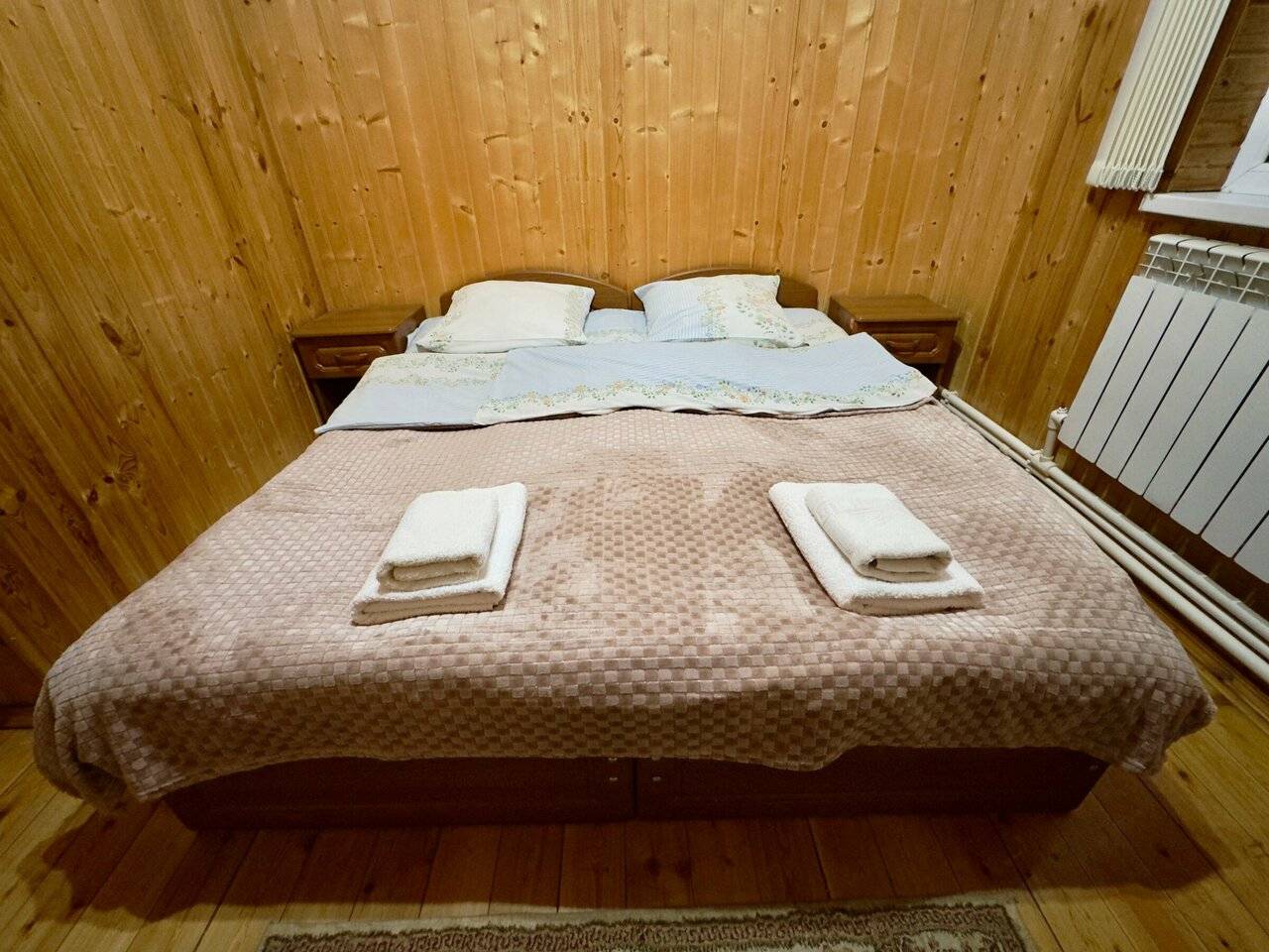 Фотографии номера Двухместный номер с 1 кроватью или 2 отдельными кроватями, вид на горы в Гостинице Лесная Сказка Домбай