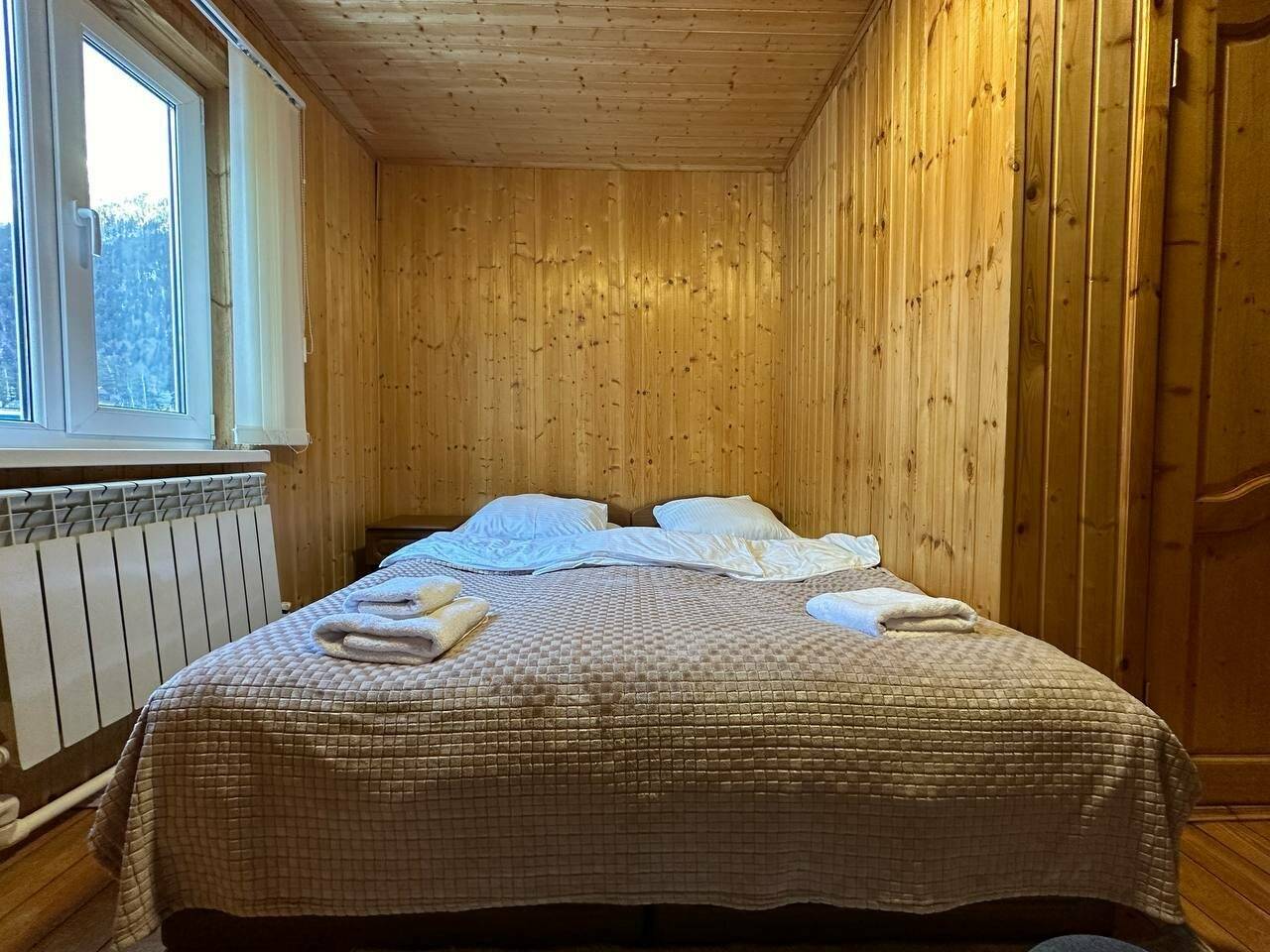 Фотографии номера Двухместный номер с 1 кроватью или 2 отдельными кроватями, вид на горы в Гостинице Лесная Сказка Домбай