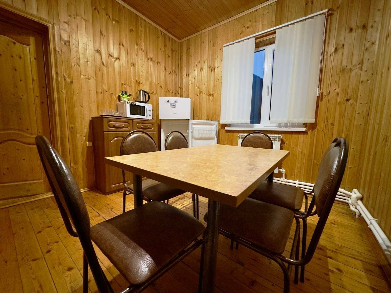 Фотографии номера Люкс с 2 спальнями в Гостинице Лесная Сказка Домбай